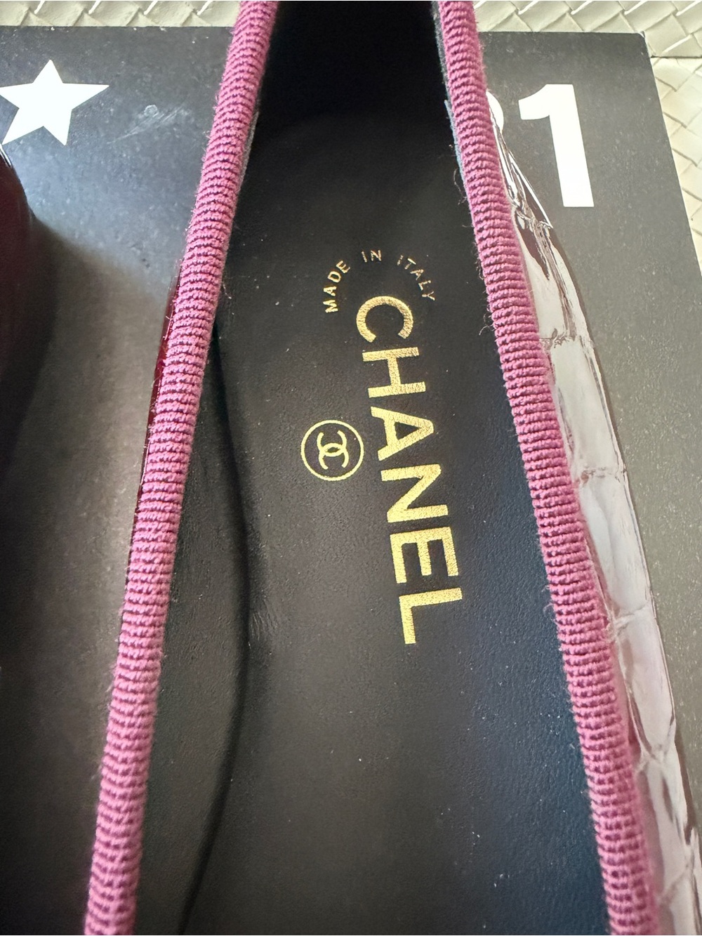 Chanel 26A Burgundy Croc Embossed Patent Metiers Black Cap Toe Ballet Flats 41 - Picture 14 of 17